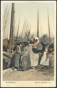 16851 Afbeelding van een moeder met enkele kinderen in klederdracht in de haven van Spakenburg.